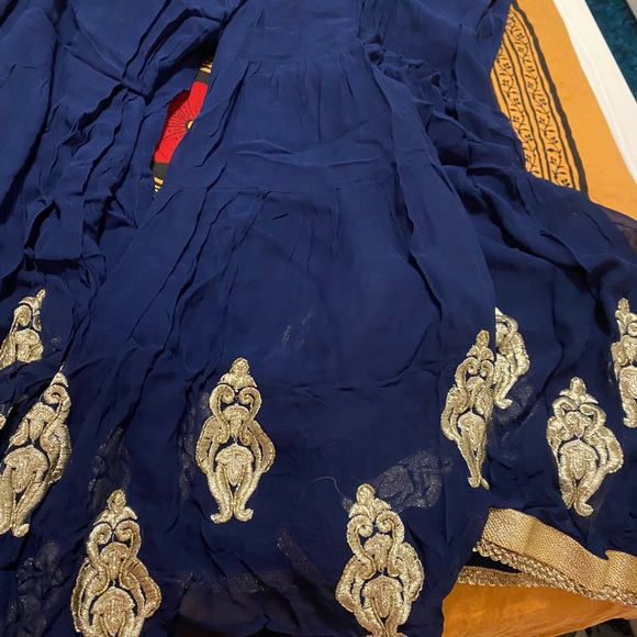 A royal / navy blue dress ... 3 pieces dress.. - Picture 6 of 6